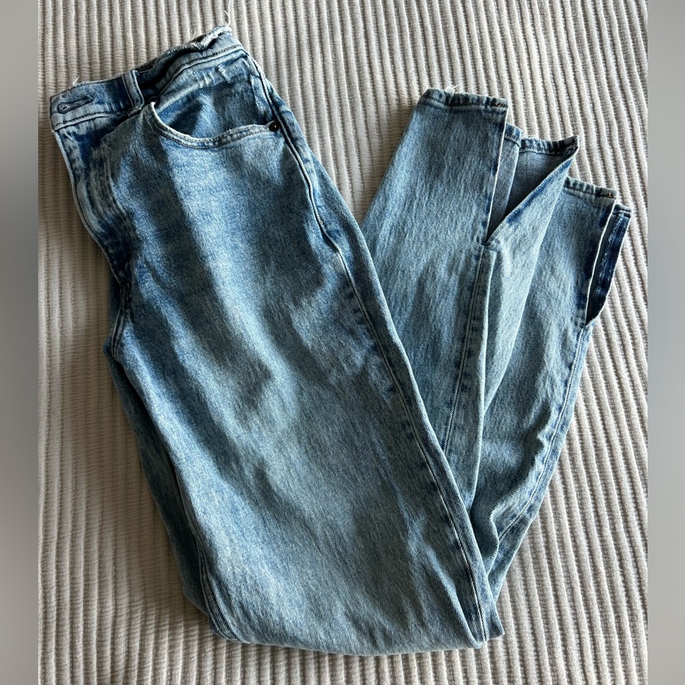 Abercrombie Ultra High Rise Split Hem Jean - 4 Short